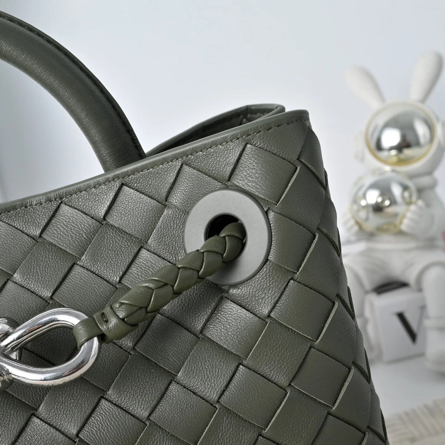 Batch 1860 B's 2023 spring and summer new style continues the brand's woven pattern style with detailed metal knot switch buckles. This time, the shoulder straps are also made into tube weaves, showing different craftsmanship. The carrying method is versatile to create more different styles. Intrecciato woven leather small handbag, equipped with sliding crossbody strap. Internal compartments, including 1 zipper pocket and 2 open pockets. Magnetic buckle closure. Size: 25*20*10cm Model: 7463